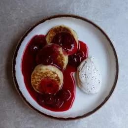 Syrniki twarogowe z śmietaną i konfiturą wiśniową