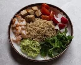 Miska komosy ryżowej z krewetkami i tofu