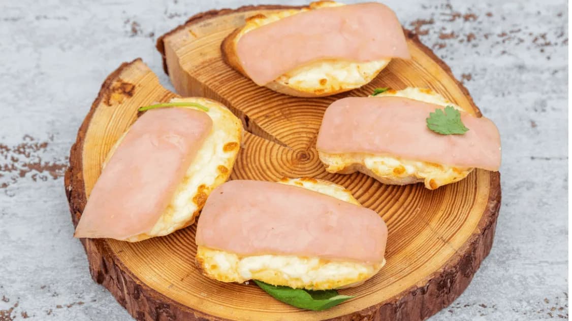 Pieczywo czosnkowe z wędliną