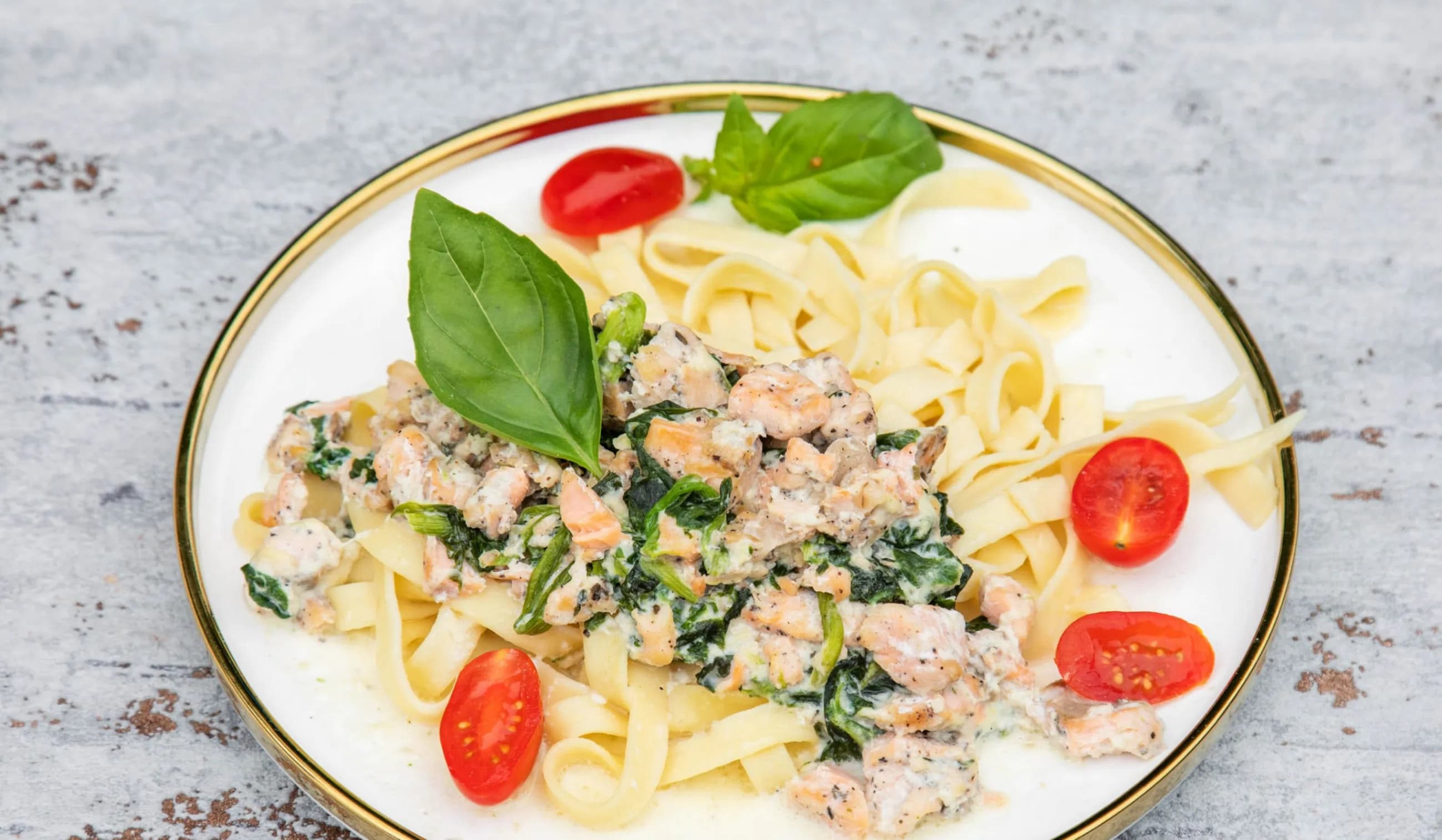 Tagiatelle ze szpinakiem i łososiem, sos śmietanowy