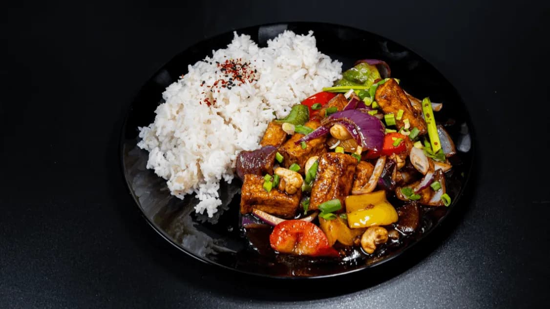 Tofu z warzywami i orzechami nerkowca