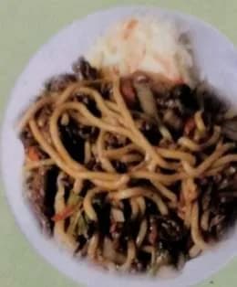 Smażony makaron udon z wieprzowiną