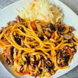 Smażony makaron udon z wołowiną