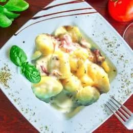 Gnocchi z sosem śmietanowym i szynką szwarcwaldzką