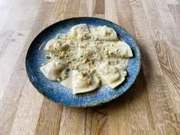 Ravioli z gorgonzolą i karmelizowaną cebulą