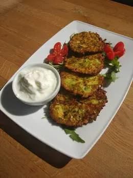 Placki z cukinii z jogurtem naturalnym