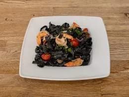 Czarne tagliatelle z krewetkami