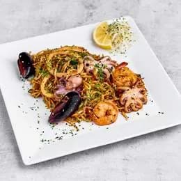 Ramen smażony z owocami morza