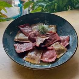 Ravioli nadziewane burakiem z dodatkiem papryki peperoncino