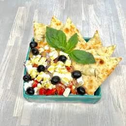 Sałatka Grecka podana z focaccią