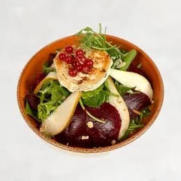 Sałatka Burak z karmelizowanym kozim serem i prażonymi płatkami migdałów