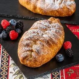 Croissant z owocami leśnymi