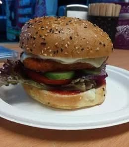 Burger z kotletem i plackiem ziemniaczanym