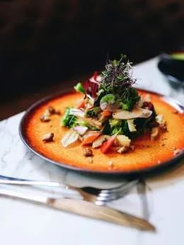 Sałatka z grillowanym kurczakiem 200g