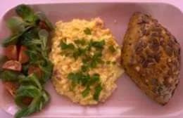 Jajecznica z 4 jaj z boczkiem i warzywami