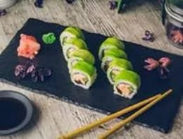 Grillowany łosoś z avocado na górze 8 szt