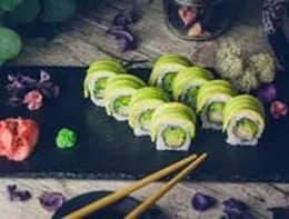 Krewetka w tempurze z avocado na górze 8 szt