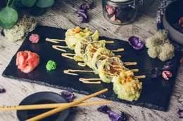 Futomaki Tatar z łososia - cała rolka w tempurze