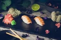 Nigiri łosoś opalany