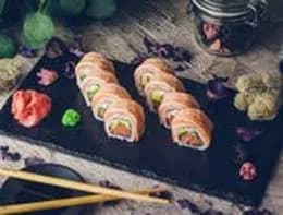 Łosoś surowy w środku i opiekany na zewnątrz 8 szt