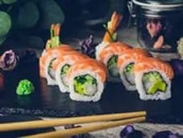 Krewetka w tempurze z łososiem surowym na górze 8 szt