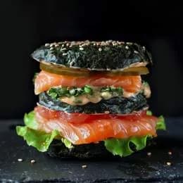 Sushi burger z surowym łososiem