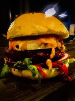 Burger z kozim serem