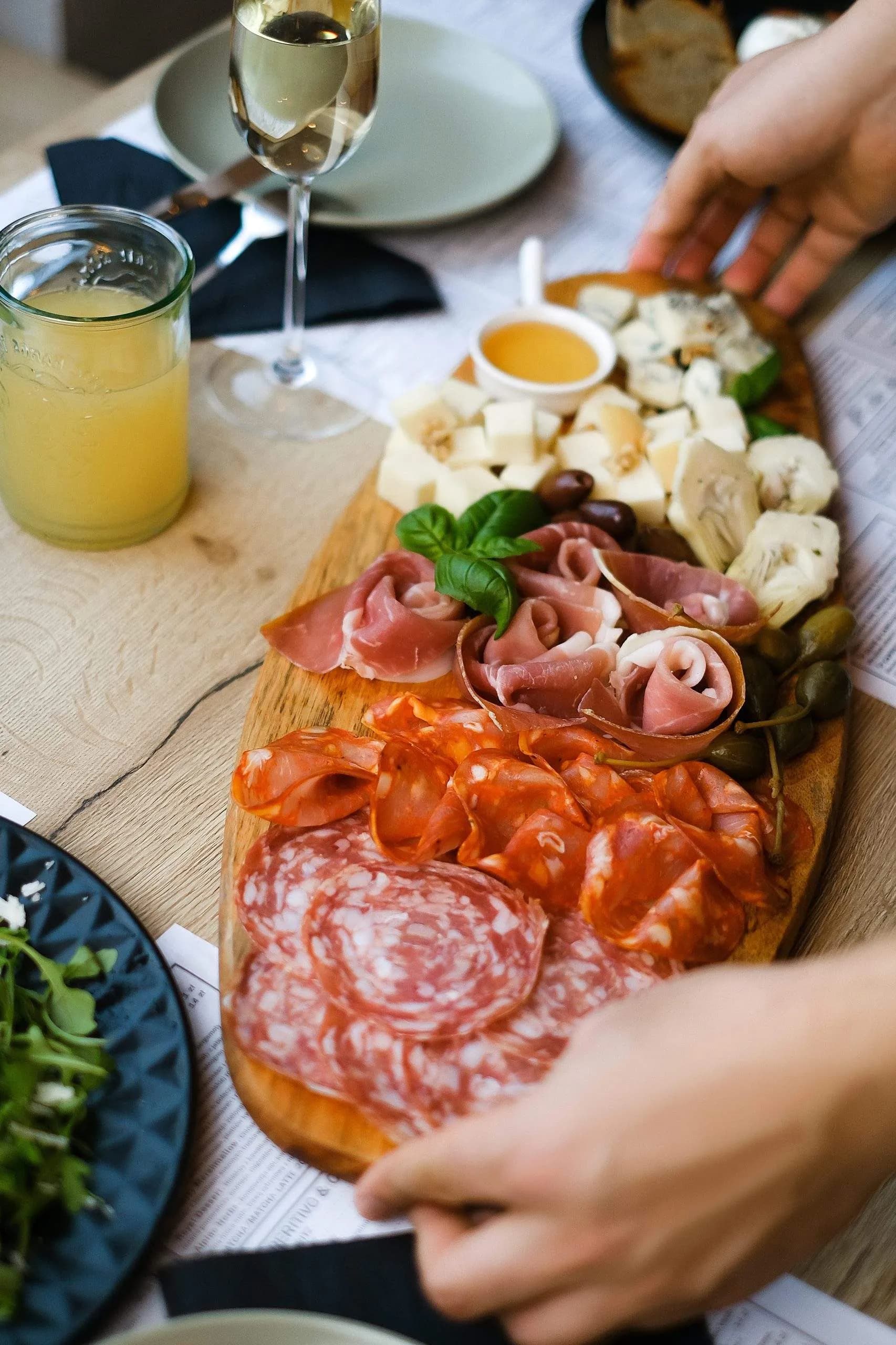 Taglieri di salumi e formaggi