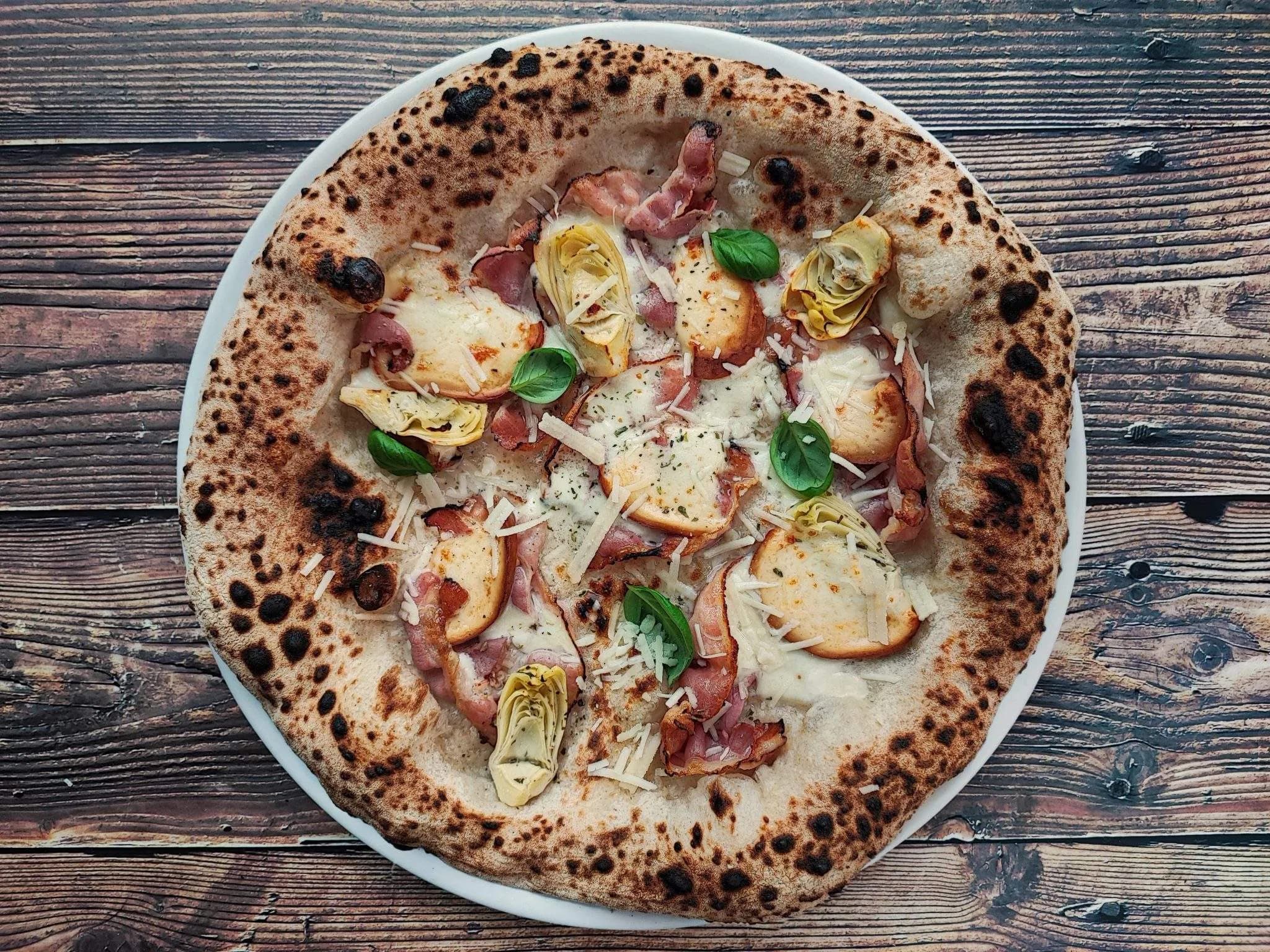 Pizza pancetta e provola affumicata