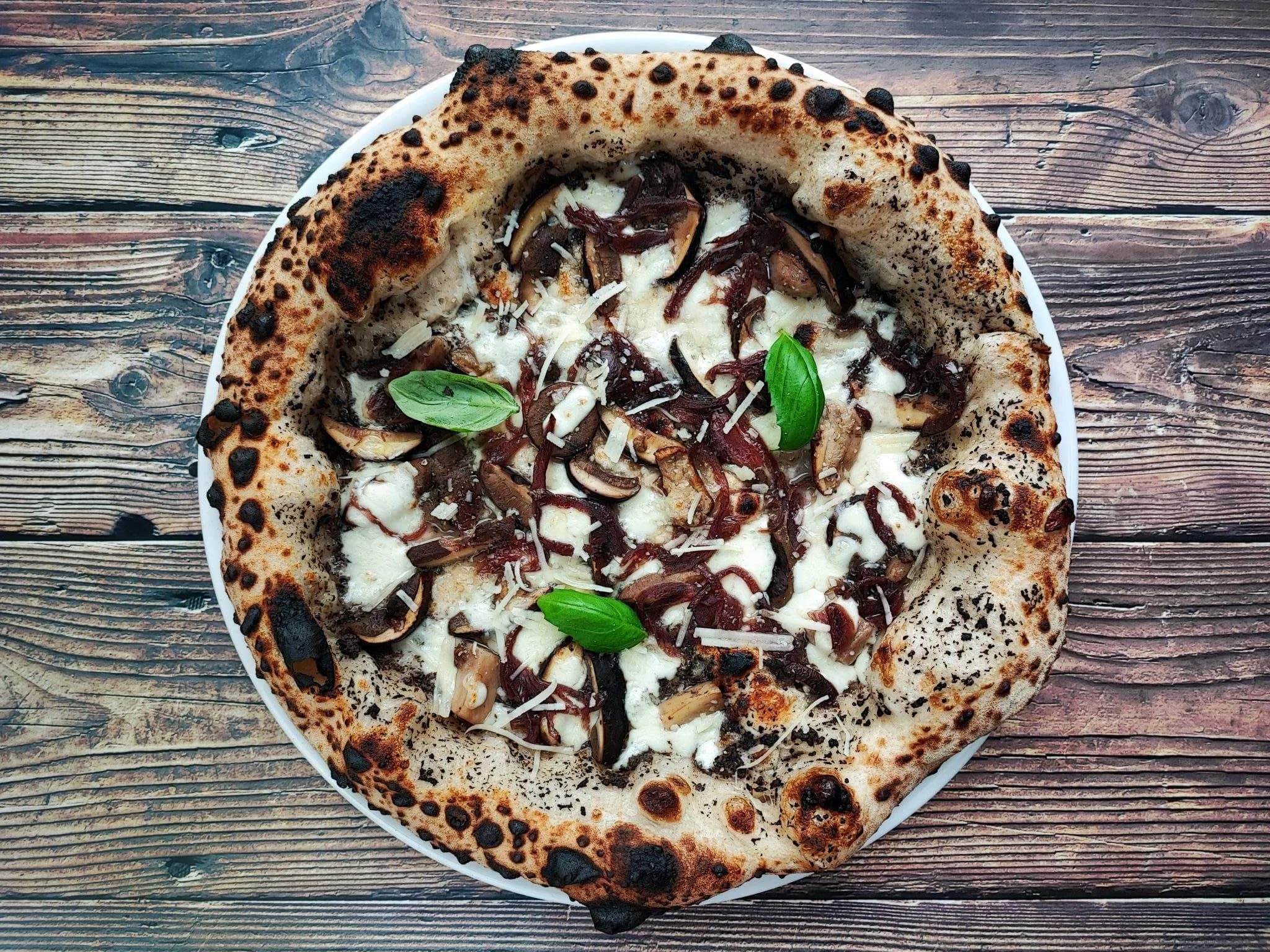 Pizza funghi e crema di tartufo