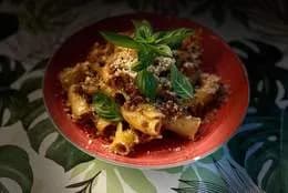 Penne z czerwonym pesto