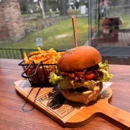 Burger BBQ z frytkami