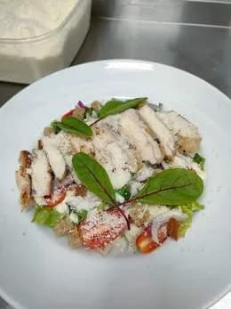 Sałata z grillowanym kurczakiem