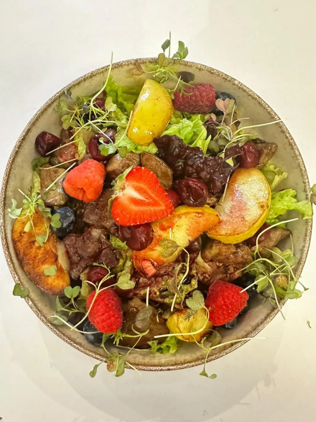 Bukiet sałat z wątróbką drobiową