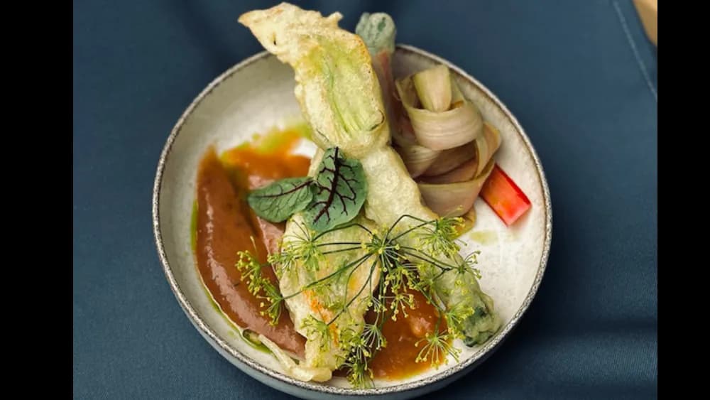 Kwiaty cukinii faszerowane kozim serem