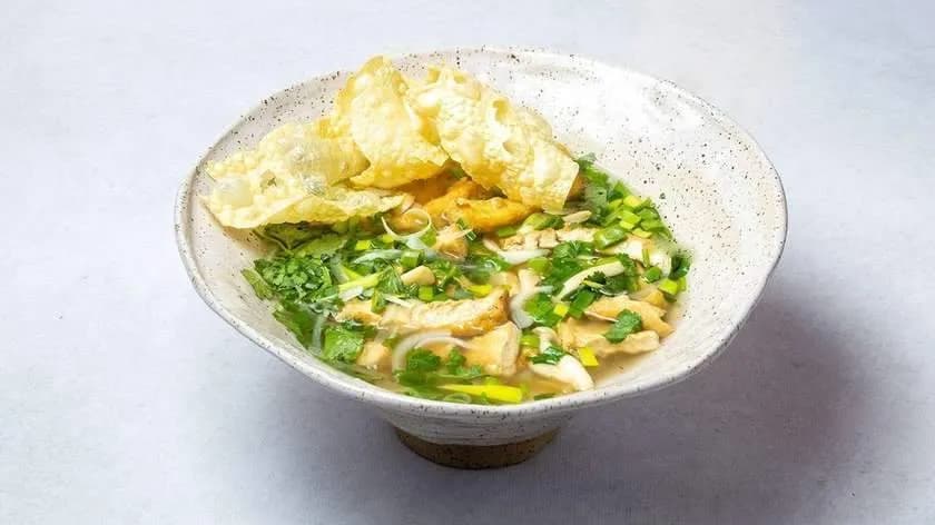 Zupa pho z wołowiną na woku