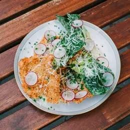 Schabowe z puree ziemniaczanym i sałatą