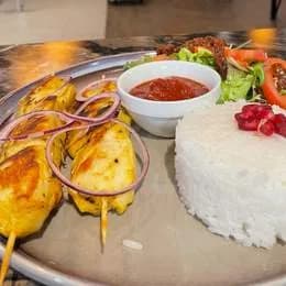 Grillowany szaszłyk z piersi kurczaka