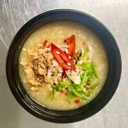Congee z prażoną cebulką i kurczakiem