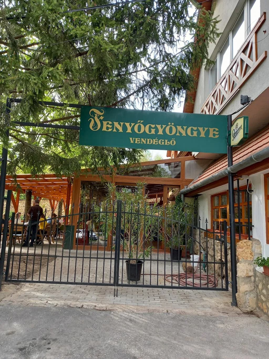 Fenyőgyöngye Vendéglő