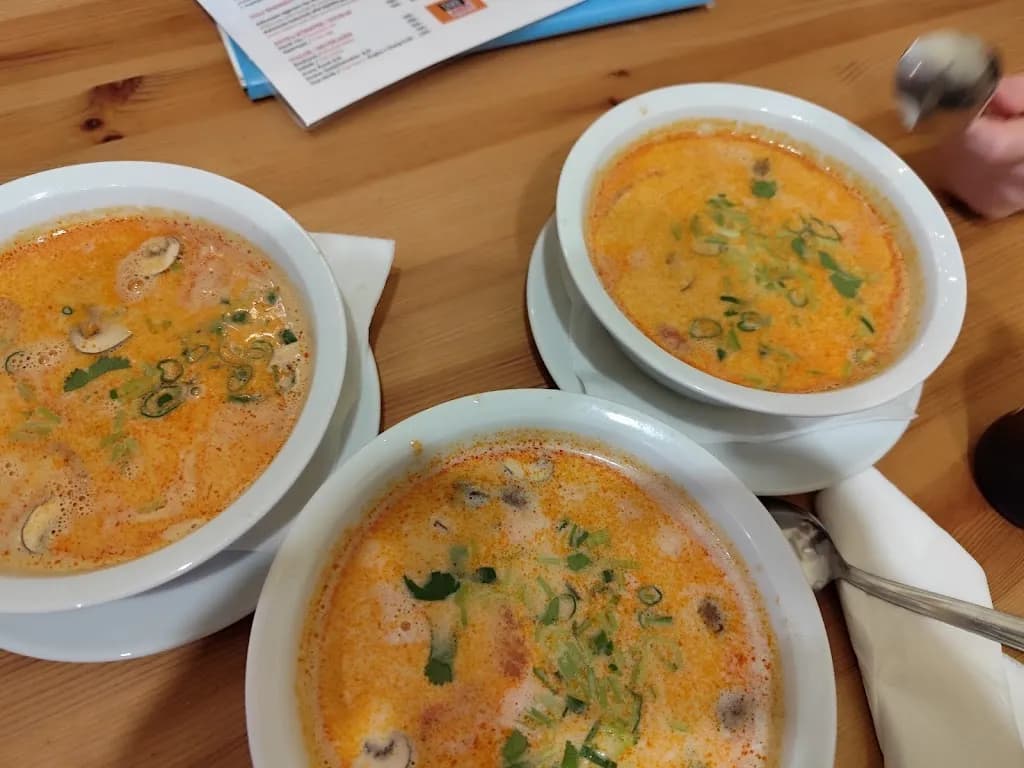 Rim Thanonh Thai Food