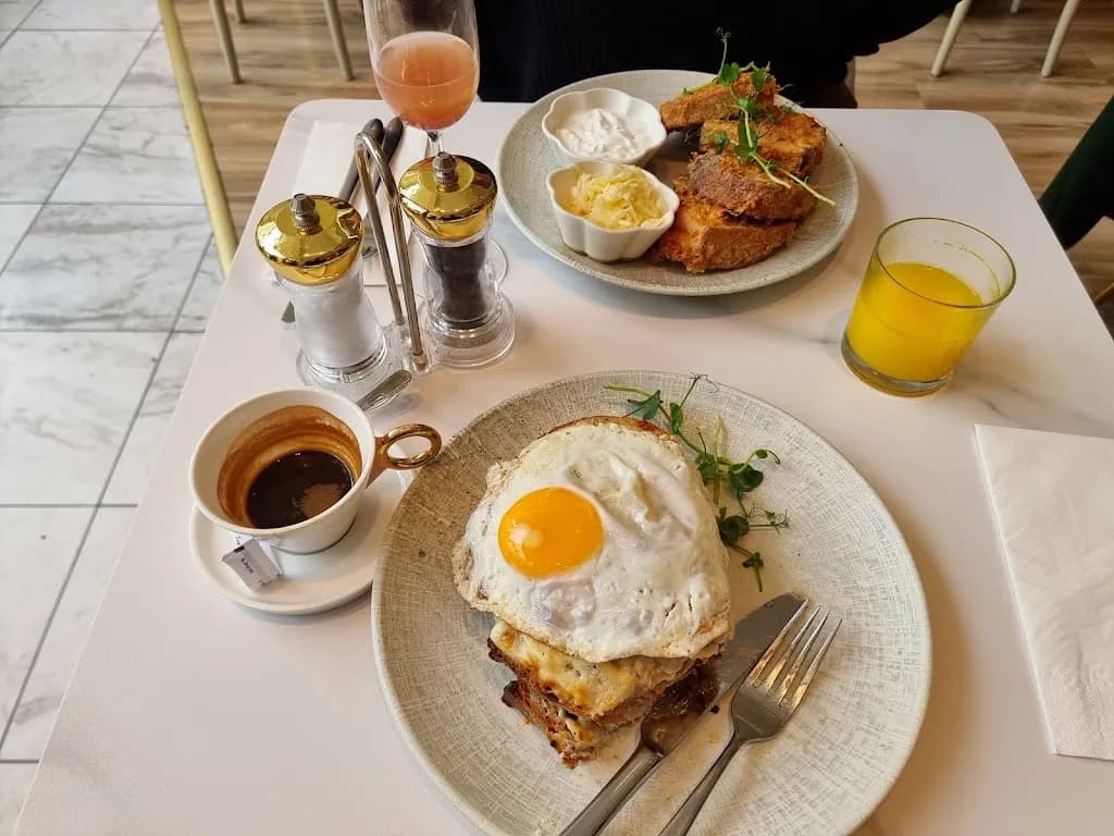 Á la Maison Breakfast and Brunch Restaurant