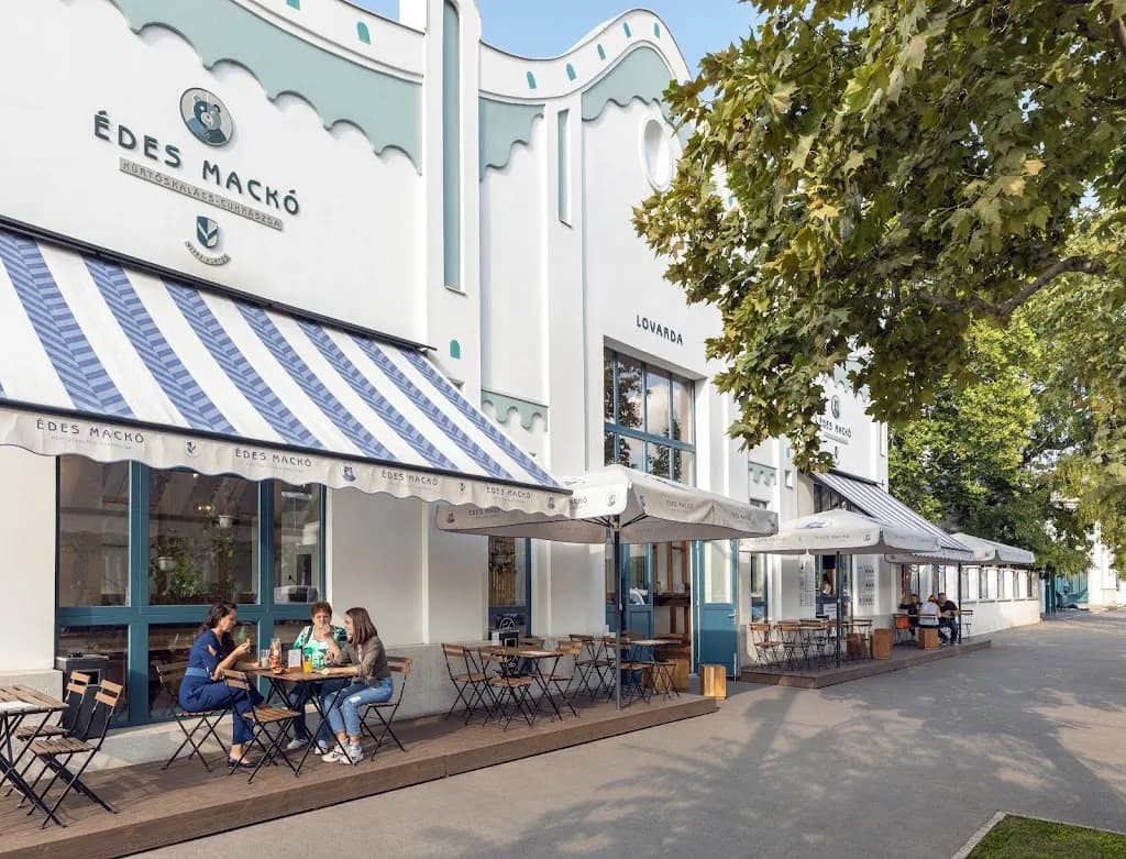 Édes Mackó kürtőskalács-cukrászda by Vitéz Kürtős