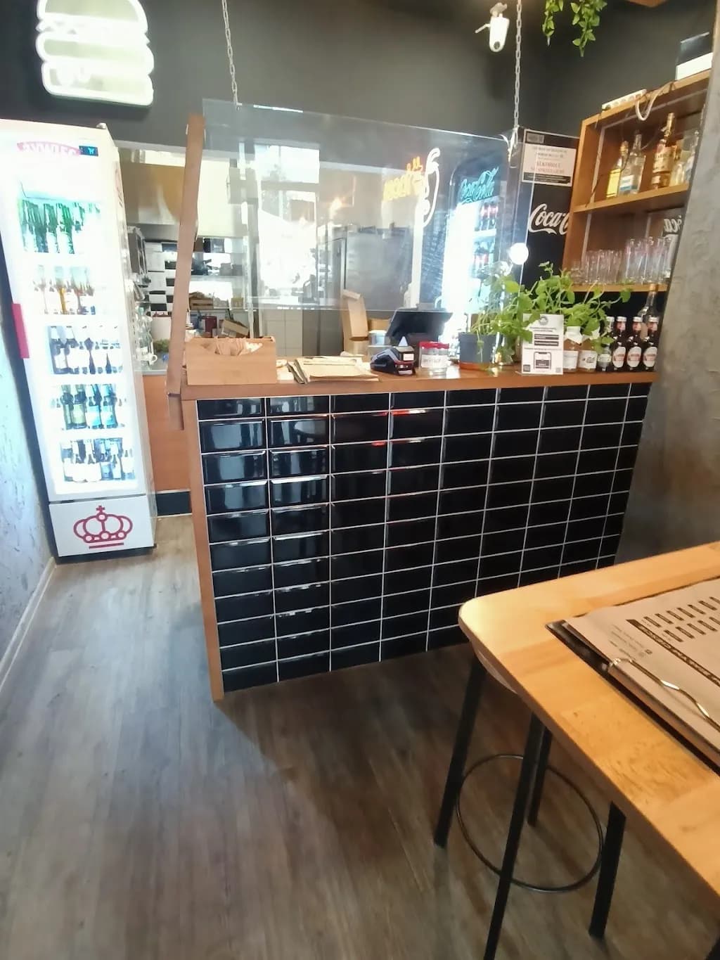 FACES - Pizza & Wine