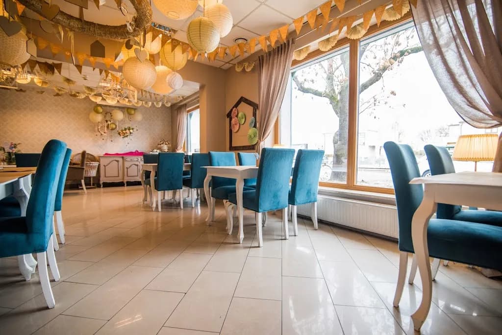 Family Restaurant & Cafe