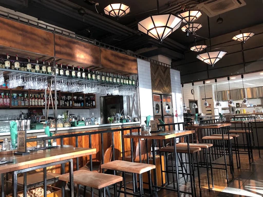 DZIEŃ I NOC Hala Mirowska