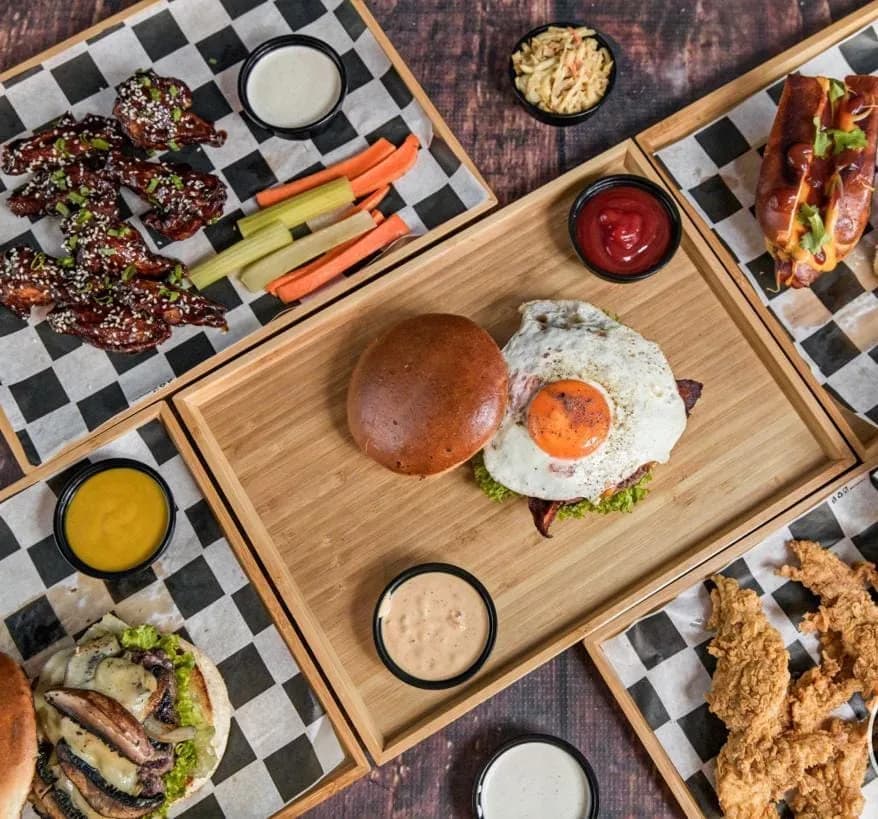 HOLLYWOOD BAR & RESTAURANT