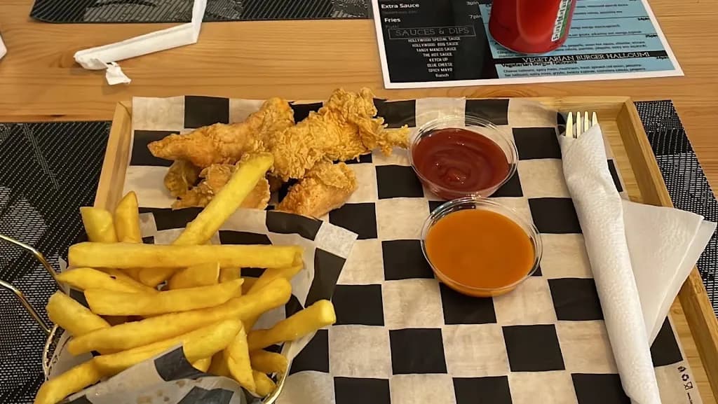 HOLLYWOOD BAR & RESTAURANT