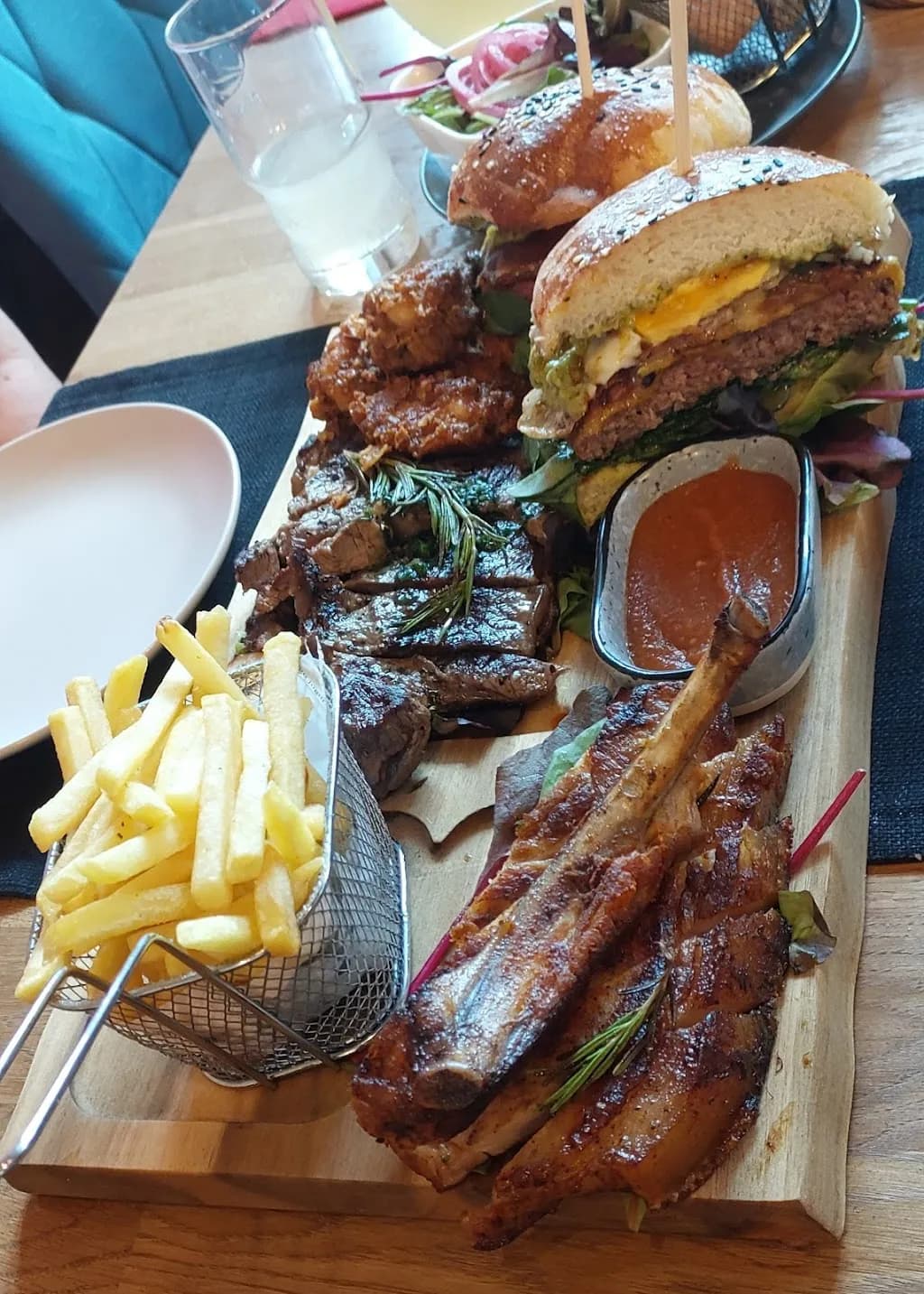 Vibe Grill House- Restaurant Cafe Bar