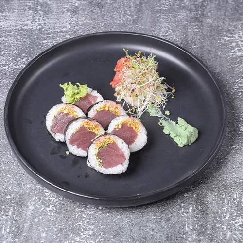 Futomaki with tuna and leek